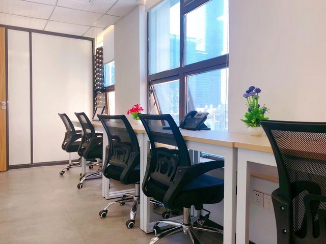 上海道路摇旗预警机器人设计